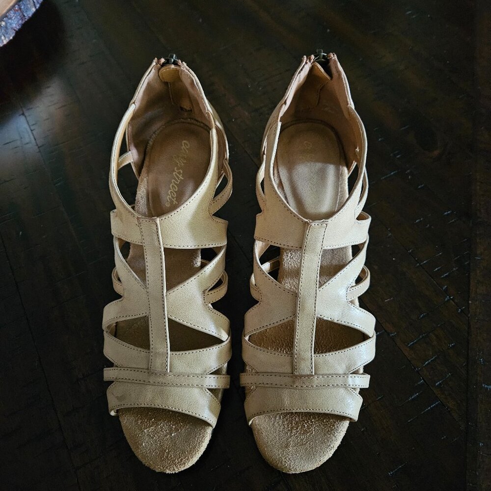 Cute Easy Street tan strappy 2 1/2 heeled sandals